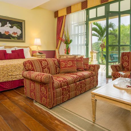 Hotel Casa Turire Suite 01 Blick auf das Kingsize Doppelbett und den gemütlichen Wohnbereich in einer Suite im Hotel Casa Turire