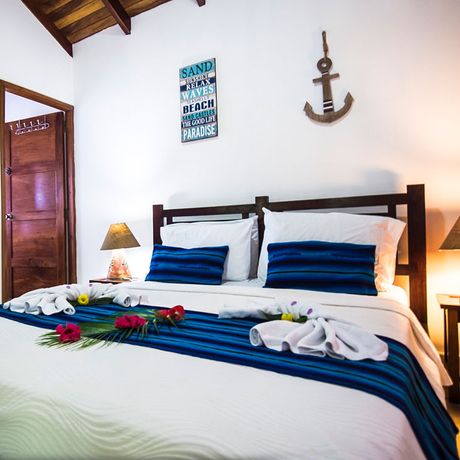 Bungalows und Cabinas Pequeño Gecko Verde Standardbungalow 01 Blick auf das Doppelbett eines der Bungalows und Cabinas Pequeño Gecko Verde