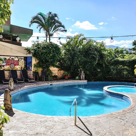 Hotel Adventure Inn Pool Pflanzen Blick auf einen Pool