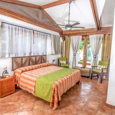 Ferienhaus Villas Kalimba Ferienhaus Kamar 05 Blick auf einem Doppelbett eines Ferienhauses der Villas Kalimba