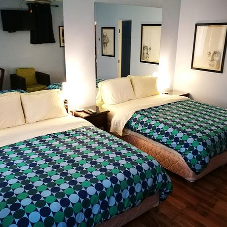 Casa-69-Kleines-Familienzimmer Blick auf zwei gemütliche Doppelbetten im kleinen Familienzimmer.