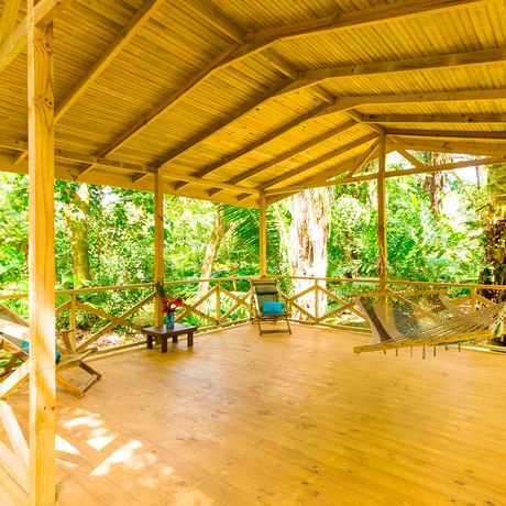 Blick auf einen Yoga- und Erholungsbereich der Bungalows Mono Feliz