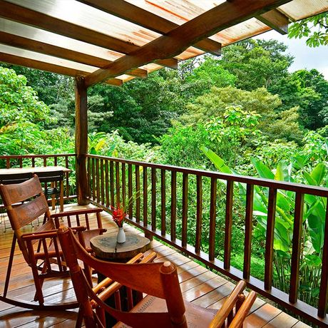 Bungalow + Cabinas Casitas Tenorio Vulkanbungalow 06 Blick auf den Balkon des Vulkanbungalows der Bungalow + Cabinas Casitas Tenorio