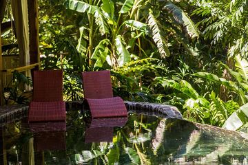 Pacuare Lodge Jaguar Villa Lounge Liegen im Pool