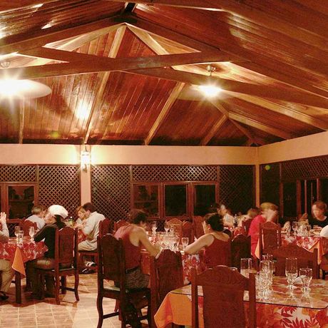 Blick ins Restaurant der Dschungel-Lodge Miss Junie`s