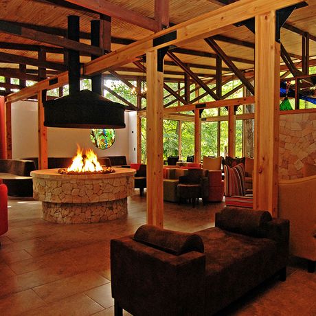 Loungebereich mit offenem Kamin im Hotel Savegre