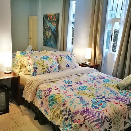 Casa-69-Standardzimmer 03 Neben dem Doppelbett wurde ein Kühlschrank platziert.