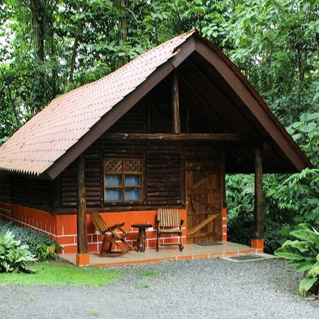 Aussenansicht des Bungalows des Bungalow + Cabinas Arenal Oasis