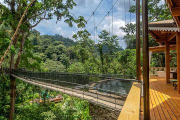 Pacuare Lodge Canopy Villa Seitenansicht mit Hängebrücke