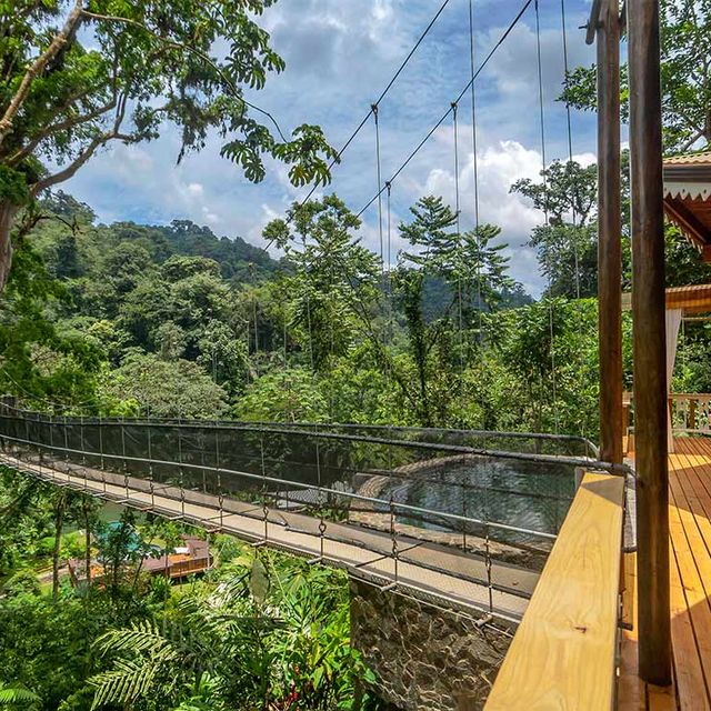 Pacuare Lodge Canopy Villa Seitenansicht mit Hängebrücke