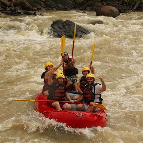Rafting auf dem Fluss Naranjo Klasse III – IV 02 Blick auf ein Boot beim Rafting auf dem Fluss Naranjo Klasse III – IV