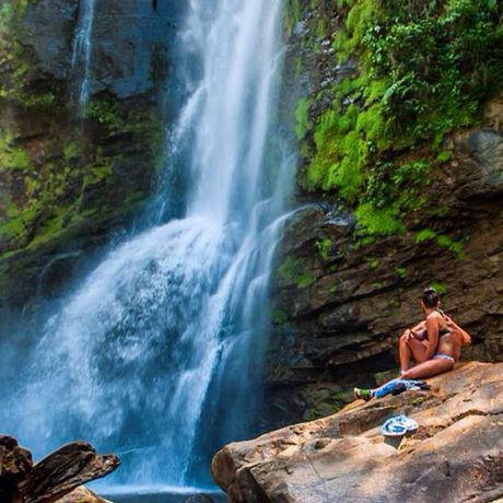 Blick auf zwei Personen vor einem Wasserfall beim Tagesausflug Abwechslungsreiche Wasserfall-Tour