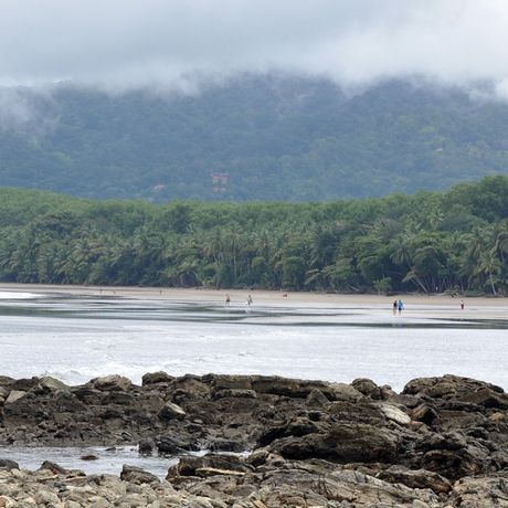 Costa Rica Felsformation Die langen Strände Ballenas weisen oft Felsformationen auf.