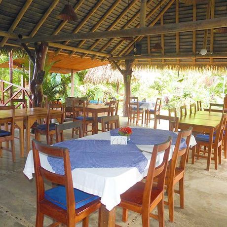 Blick in das Restaurant der Bungalows Diquis del Sur