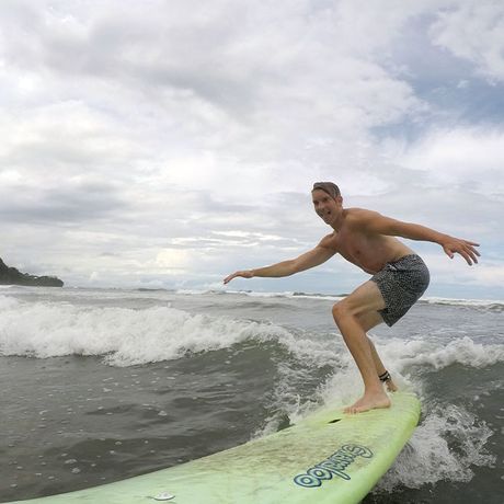Surfen in Ballena 01 Ein junger Mann surft im Pazifik an der Küste Ballenas.