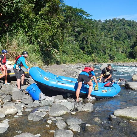 Blick auf ein blaues Raftingboot welches in den Fluss Sarapiquí gesetzt wird.