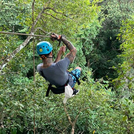 Zipline-Tour auf der Halbinsel Nicoya 03 Blick auf einen Ausflugsteilnehmer bei der Zipline-Tour auf der Halbinsel Nicoya