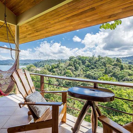 Blick auf den Balkon eines Bungalows der Dschungel-Lodge Hotel Drake Bay Getaway