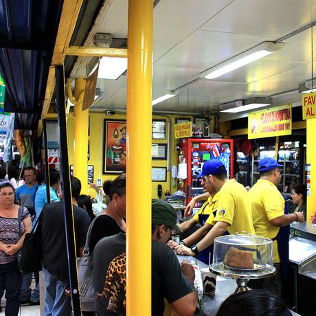 Costa Rica Zentralmarkt Auf dem Zentralmarkt der Hauptstadt tümmel sich in engen Gassen costa-ricanische Köstlichkeiten an Geschäften für Gewürze und weiteres