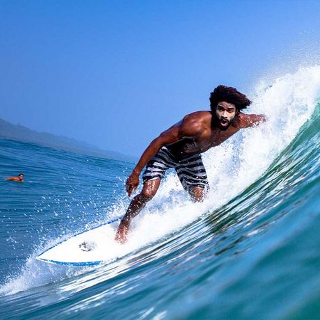 Surfkurs in der Karibik 03 Blick auf einen Surfer beim Surfkurs in der Karibik