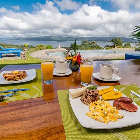 Hotel Nepenthe Esstisch Frühtsück mit großartigem Ausblick am Hotel Nepenthe