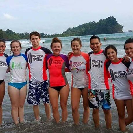 Blick auf eine Surfgruppe beim Surfen am Strand von Manuel Antonio