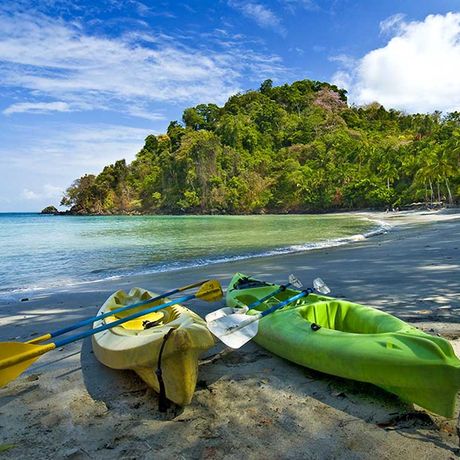 Kayaks am Strand des Tulemar Resort