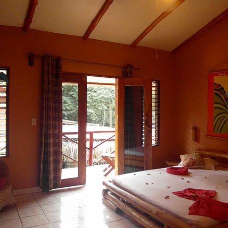 Samara Palm Lodge Doppelzimmer 04 Bett des Doppelzimmers der Samara Palm Lodge