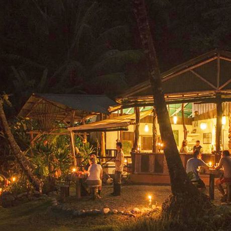 Blick auf das Außenbar der La Leona Eco Lodge 
