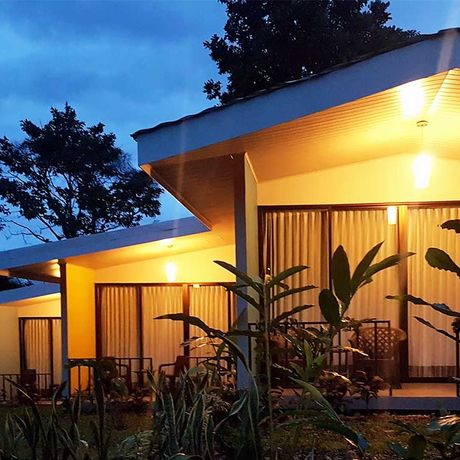 Außensicht von drei Bungalows von Bungalows Brisas Arenal 