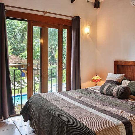 Pension Villas Macondo Apartment 04 Blick auf ein Bett des Apartments der Pension Villas Macondo