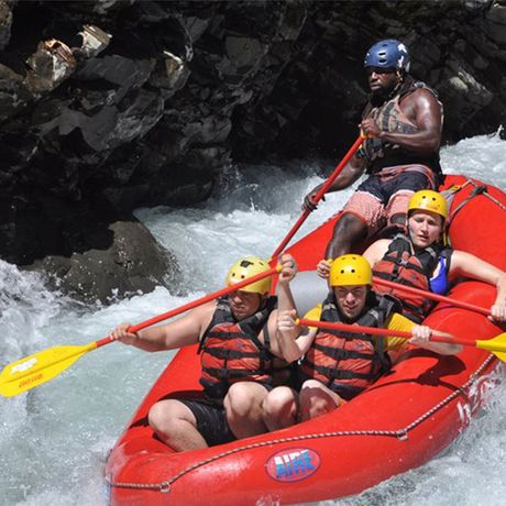 Blick auf ein Boot beim Rafting auf dem Fluss Savegre Klasse II-III