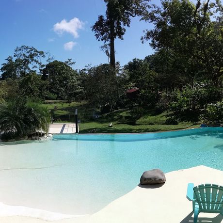 Finca Mei Tai Pool Liege Blick auf einen Pool