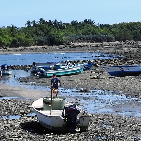 Costa Rica Fischerbote Die Küstenregionen Nicoyas locken mit einmaligen und kilometerlangen Sandsränden