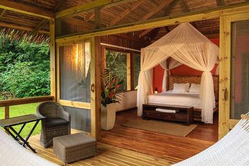 Pacuare Lodge Gartensuite Schlafzimmer am Abend