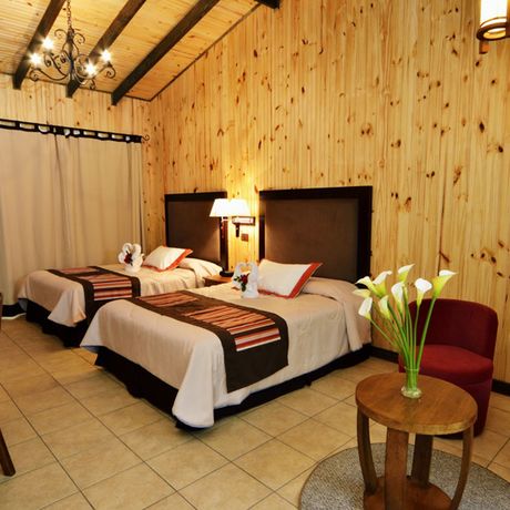 Zwei Betten des Standardzimmers im Hotel Savegre
