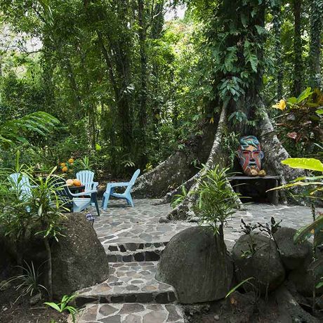 Ökolodge Congo Bongo Sitzecke 02 Sitzecke im Garten der Ökolodge Congo Bongo