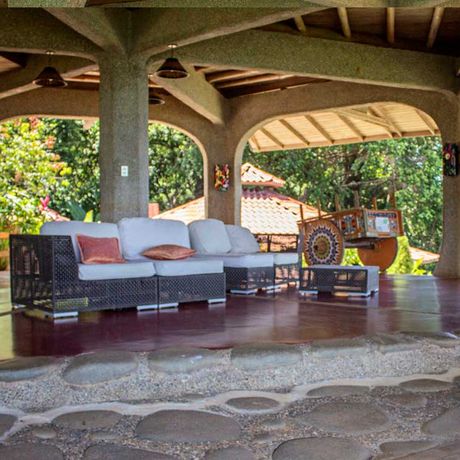 Sitzgelegenheit im Aussenbereich in der Dschungel-Lodge La Cusinga Lodge