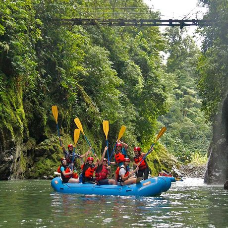 Rafting auf dem Fluss Pacuare III-IV 01 Blick auf eine Ausflugsgruppe beim Rafting auf dem Fluss Pacuare III-IV