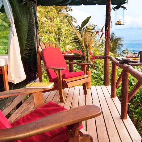 Veranda einer Hütte der La Leona Eco Lodge mit Blick aufs Meer