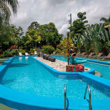 Blick auf das Pool der Heliconias Nature Lodge