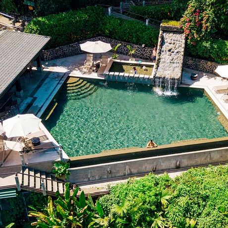 Blick auf einen Pool des Tulemar Resort