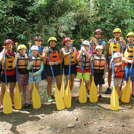 Familienrafting auf dem Fluss Pejibaye Klasse II-III 02 Blick auf eine Ausflugsgruppe beim Familienrafting auf dem Fluss Pejibaye Klasse II-III