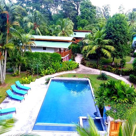 Blick auf den Pool der Passion Fruit Lodge