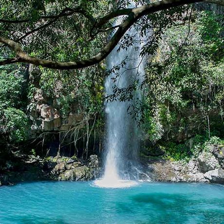 Wasserfall ergiesst sich in türkises Wasserbecken