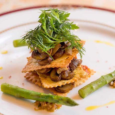 Luxusdinner Leckeres Gericht mit Pasta Spargel und Pilzen