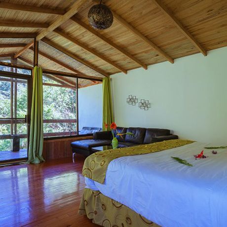 Blick vom Bett auf das Fenster der Suite im Boutique-Hotel Quelitales