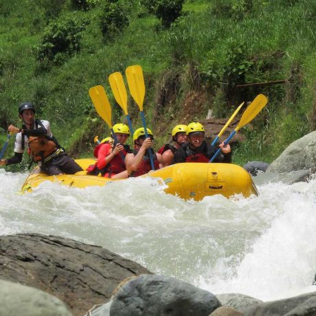 Rafting auf dem Fluss Savegre Klasse II-III 04 Ausflugsgruppe beim Rafting auf dem Fluss Savegre Klasse II-III