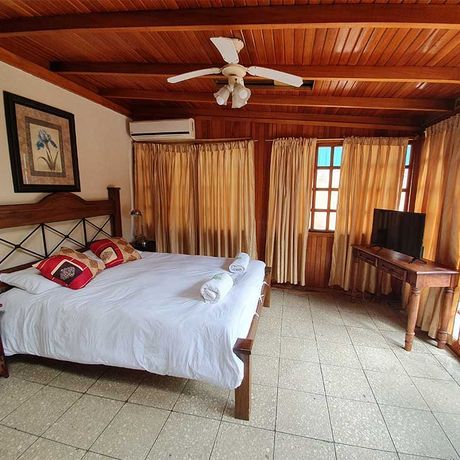 Pension Turrialba B&B Doppelzimmer 01 Blick auf ein Bett im Schlafzimmer der Pension Turrialba B&B