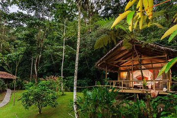 Pacuare Lodge Gartensuite Außenansicht der Suite am Abend